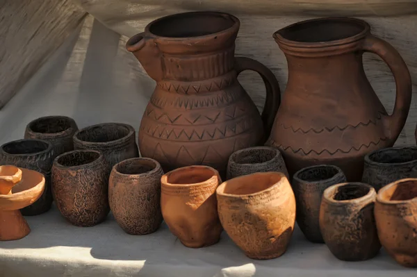 Selbstgemachte Keramik (Krug, Wasserkocher, Topf, Deckel, Krug) verziert von alten. — Stockfoto