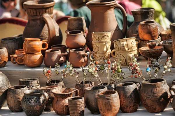 Poterie artisanale (cruche, bouilloire, pot, couvercle, cruche) décorée par de vieux . — Photo