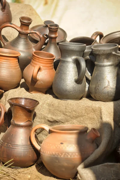 Self-made keramik (jug, vattenkokare, pot, täcka, tillbringare) av gamla. — Stockfoto