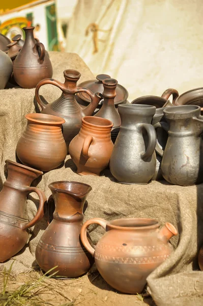 Self-made keramikou (džbán, konvice, hrnce, kryt, konvice) ve staré. — Stock fotografie