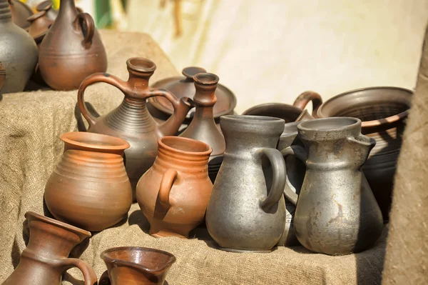 Cerâmica self-made (jarro, chaleira, pote, tampa, jarro) decorado por velho . — Fotografia de Stock