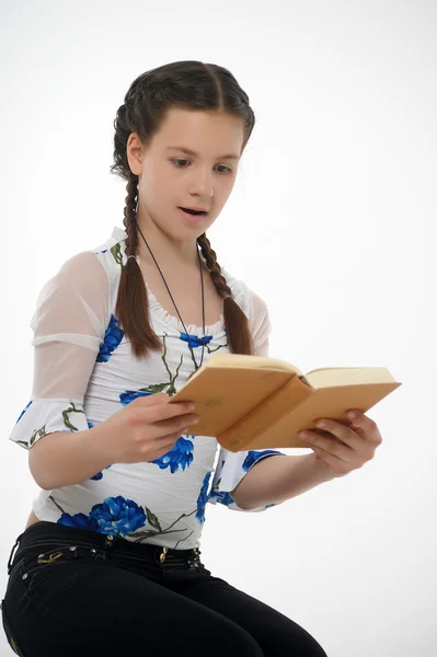 Έφηβη κοπέλα που διαβάζει ένα βιβλίο — Φωτογραφία Αρχείου