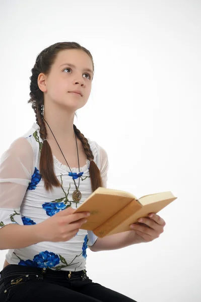 Adolescente chica leyendo un libro —  Fotos de Stock