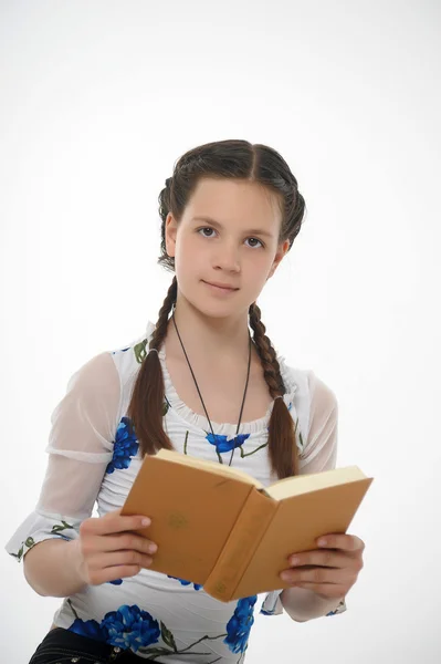 Teen dívka čtení a kniha — Stock fotografie