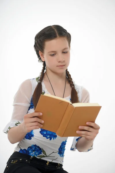 한 책을 읽는 십 대 소녀 — 스톡 사진