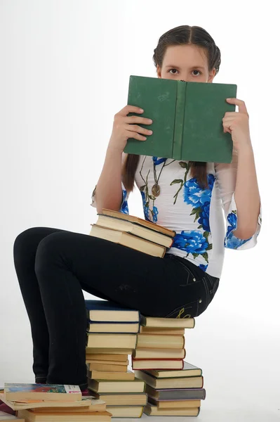Дівчина-підліток читає книгу — стокове фото