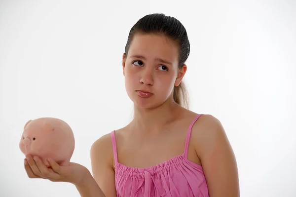 Teenie-Mädchen verärgert mit Sparschwein — Stockfoto