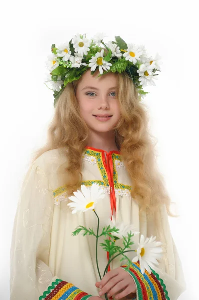 Ρωσική κορίτσι σε ένα φόρεμα και ένα στεφάνι από μαργαρίτες — Φωτογραφία Αρχείου