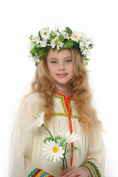 Ruská dívka v šatech a věnec sedmikrásky — Stock fotografie