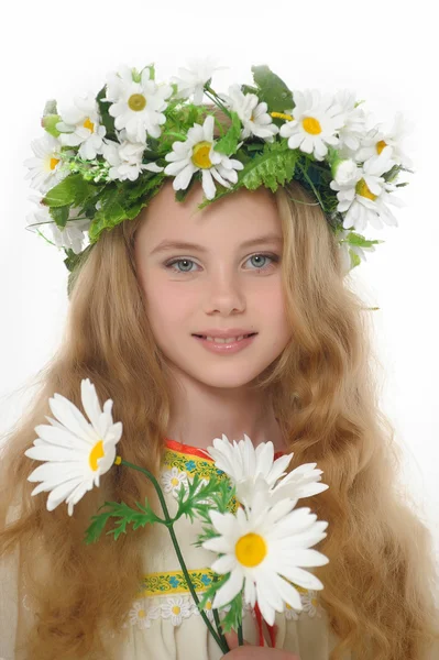 Russian girl in a dress and a wreath of daisies — Stock Photo, Image