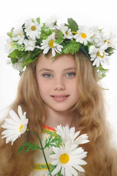 Menina russa em um vestido e uma grinalda de margaridas — Fotografia de Stock