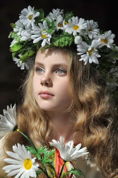 Rus kız elbise ve papatyalar bir çelenk — Stok fotoğraf