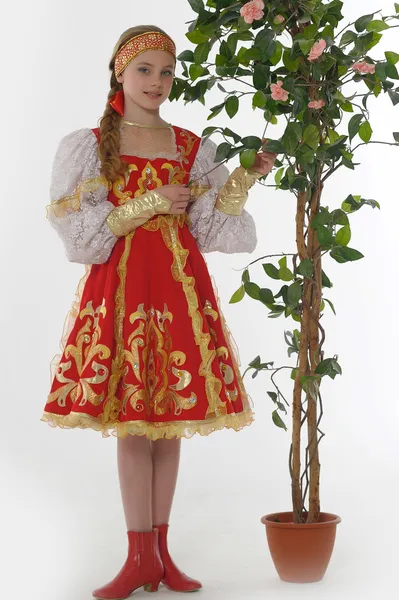 Rosjanka w strój obok kwitnących drzew — Zdjęcie stockowe