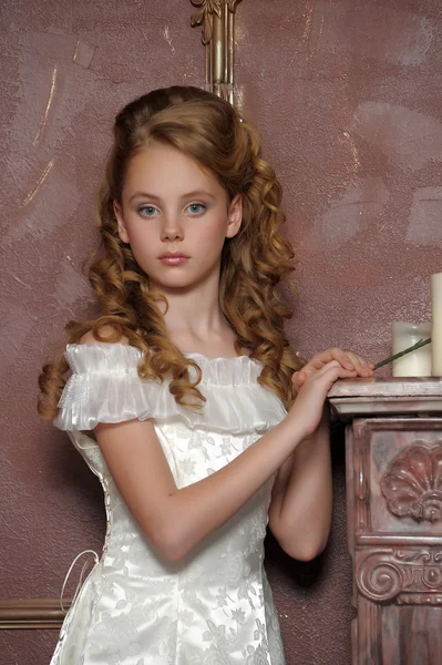 Viktoriánské portrét dívky v bílých šatech — Stock fotografie