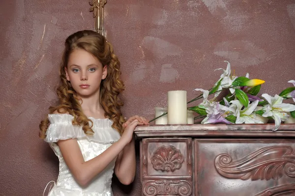 Victoriaanse portret van een meisje in witte jurk — Stockfoto