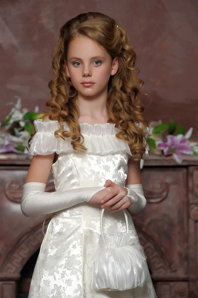 Viktoriánus portré egy lány, fehér ruhát — Stock Fotó