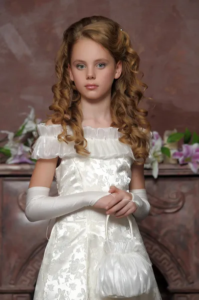 Victoriaanse portret van een meisje in witte jurk — Stockfoto