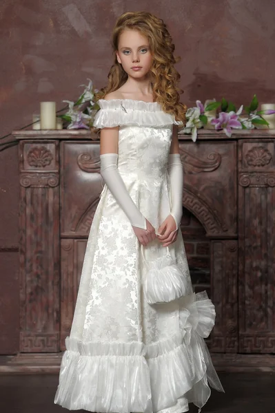 Викторианский портрет девушки в белом платье — стоковое фото