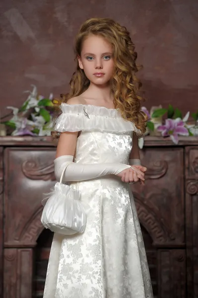 Викторианский портрет девушки в белом платье — стоковое фото