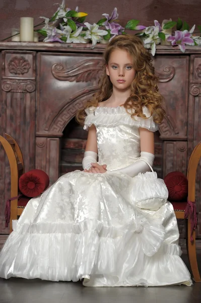白いドレスの女の子のビクトリアの肖像画 — ストック写真