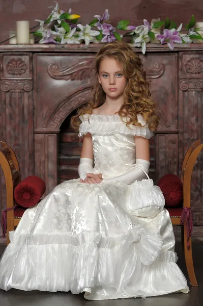 维多利亚时代的肖像，一个穿白色连衣裙的女孩 — 图库照片