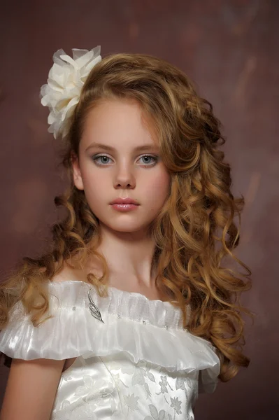 Ritratto vittoriano di una ragazza in abito bianco — Foto Stock