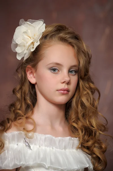 Retrato victoriano de una chica vestida de blanco — Foto de Stock