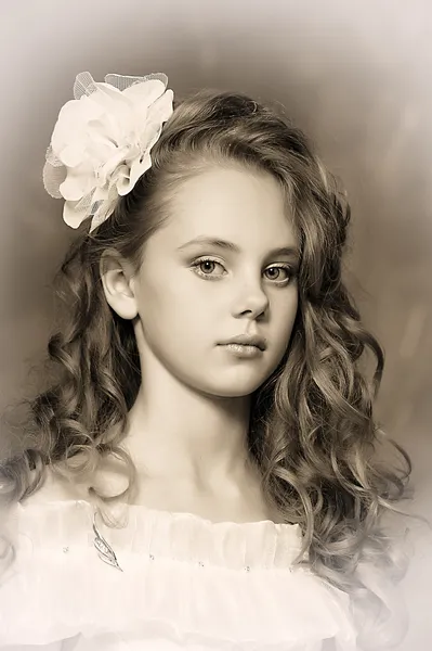 Βικτοριανό πορτρέτο ενός κοριτσιού σε λευκό φόρεμα — Φωτογραφία Αρχείου
