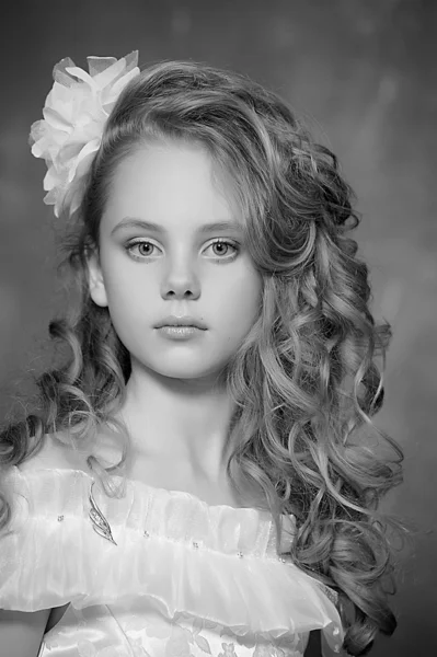 Retrato victoriano de una chica vestida de blanco —  Fotos de Stock