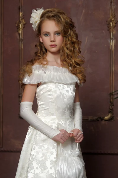 Viktorianska porträtt av en flicka i vit klänning — Stockfoto
