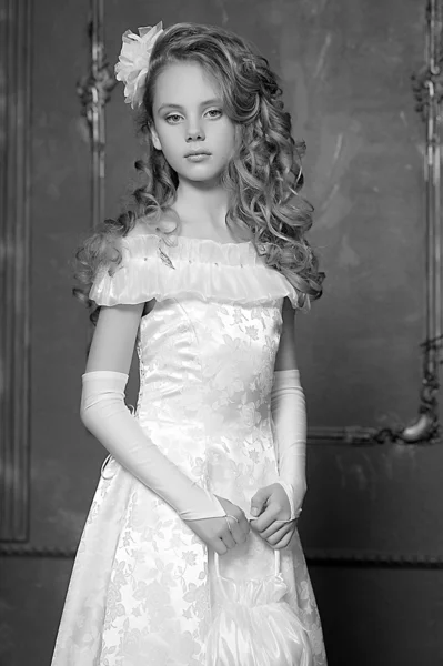 Viktorianska porträtt av en flicka i vit klänning — Stockfoto