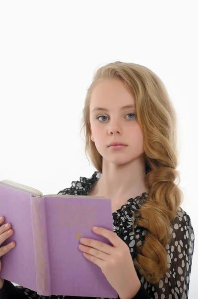 Blond tjej med en bok i handen — Stockfoto