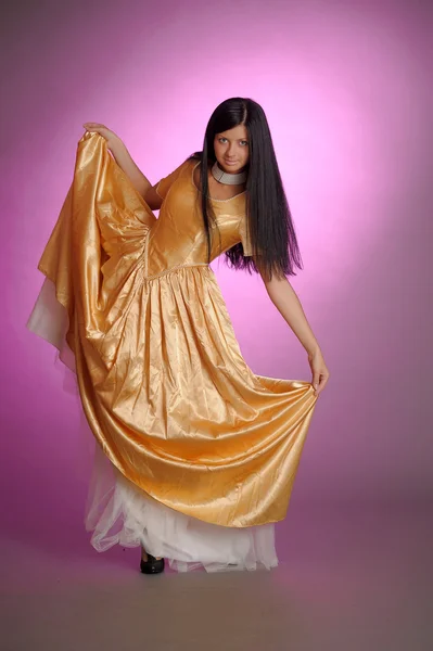 Modèle en robe d'or — Photo