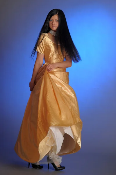 Model złota sukienka — Zdjęcie stockowe