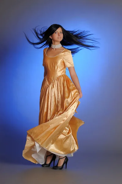 Modelo en vestido de oro —  Fotos de Stock