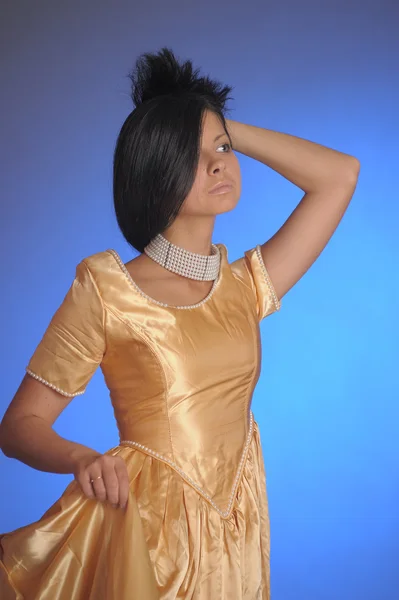 Modelo em vestido de ouro — Fotografia de Stock