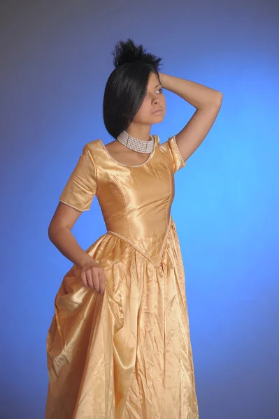 Модель в золоті сукні — стокове фото