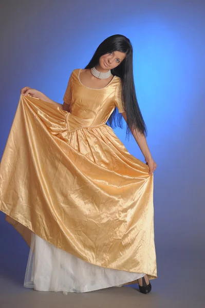 Modell-arany ruhában — Stock Fotó