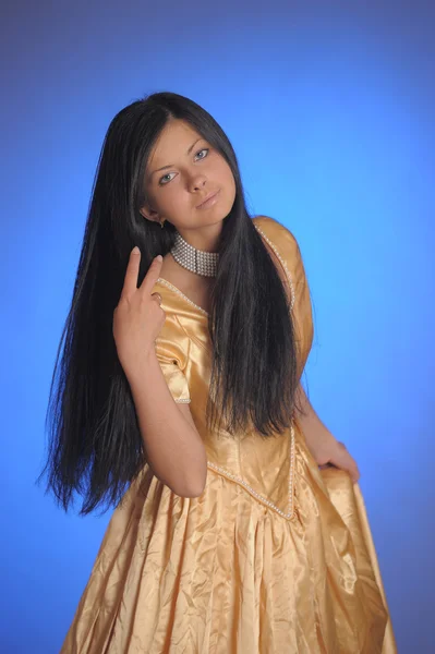 Μοντέλο σε χρυσό φόρεμα — Φωτογραφία Αρχείου