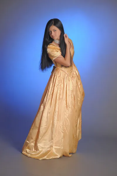 Modell i guld klänning — Stockfoto