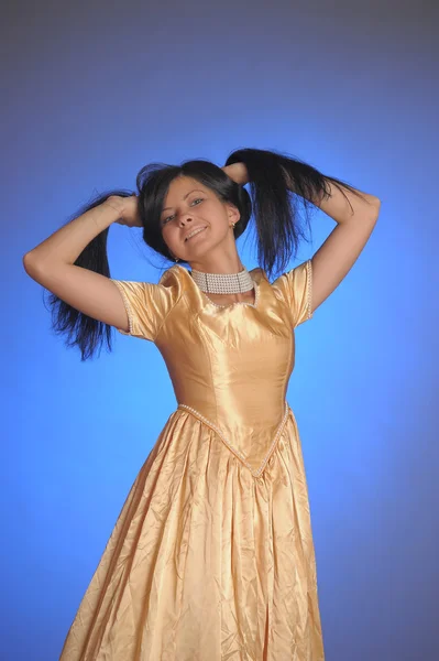 Μοντέλο σε χρυσό φόρεμα — Φωτογραφία Αρχείου