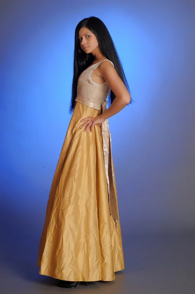 Modell im goldenen Kleid — Stockfoto