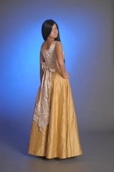 Modelo en vestido de oro — Foto de Stock