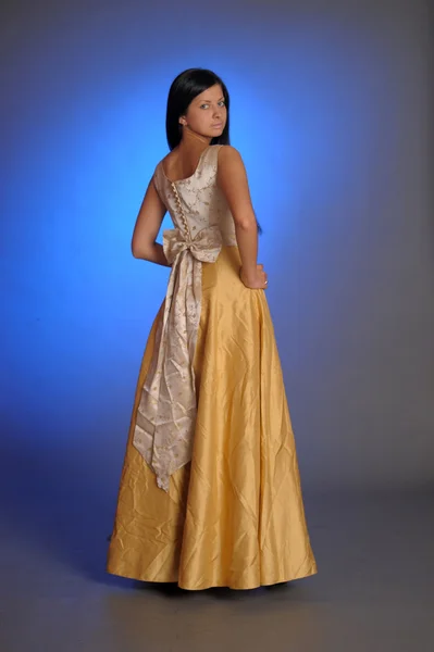 Modello in abito d'oro — Foto Stock