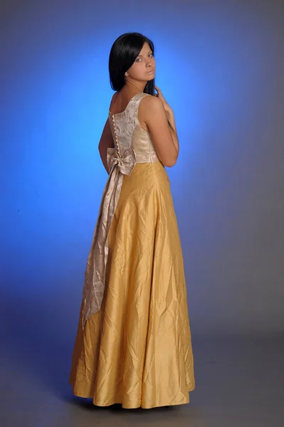 Modell im goldenen Kleid — Stockfoto