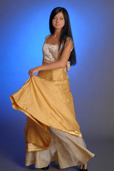 Model v zlaté šaty — Stock fotografie
