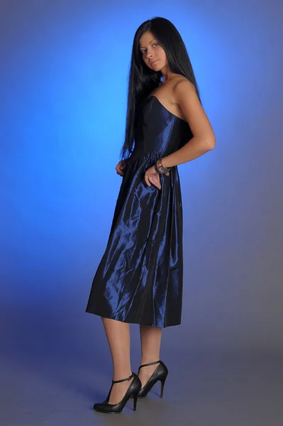 Прекрасна жінка в синій сукні — стокове фото