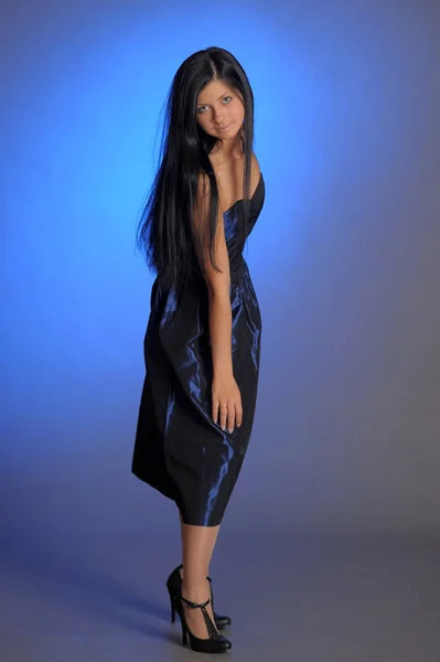 Schöne Frau im blauen Kleid — Stockfoto