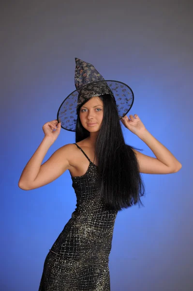 Έφηβος κορίτσι που φοράει καπέλο μάγισσας Απόκριες — Φωτογραφία Αρχείου