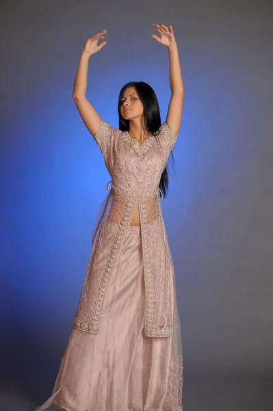 Mädchen in orientalischem Kleid — Stockfoto